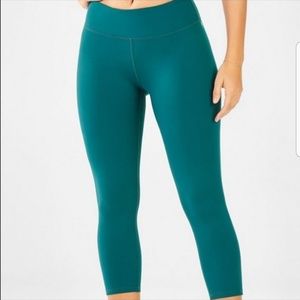 NWT Fabletics Salar Solid Powerhold Crop Leggings
